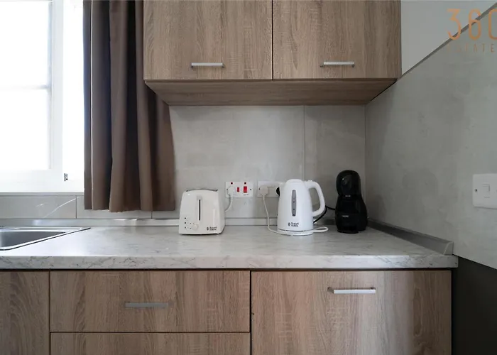 Peaceful 2br Penthouse With Terrace Views & By360 Estates Apartament