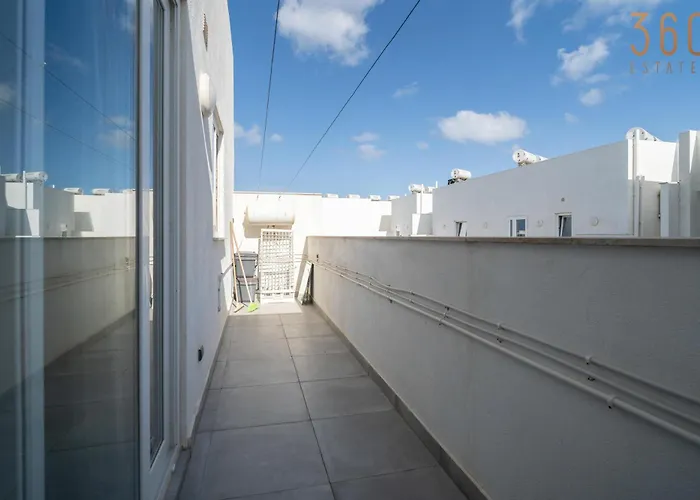 Peaceful 2br Penthouse With Terrace Views & By360 Estates Appartement *